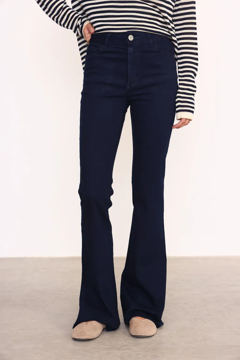 Jeans Oxford de Tiro Alto en Denim Elástico con Diseño de Cinco Bolsillos y Pierna Bootcut de Yagmour en Pantalones para argentina