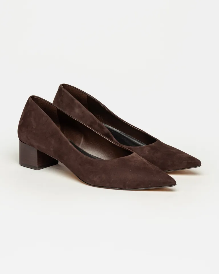 Zapato stiletto cerrado con punta fina y taco cuadrado de diseño minimalista de Prüne en Zapatos con Tacos para argentina