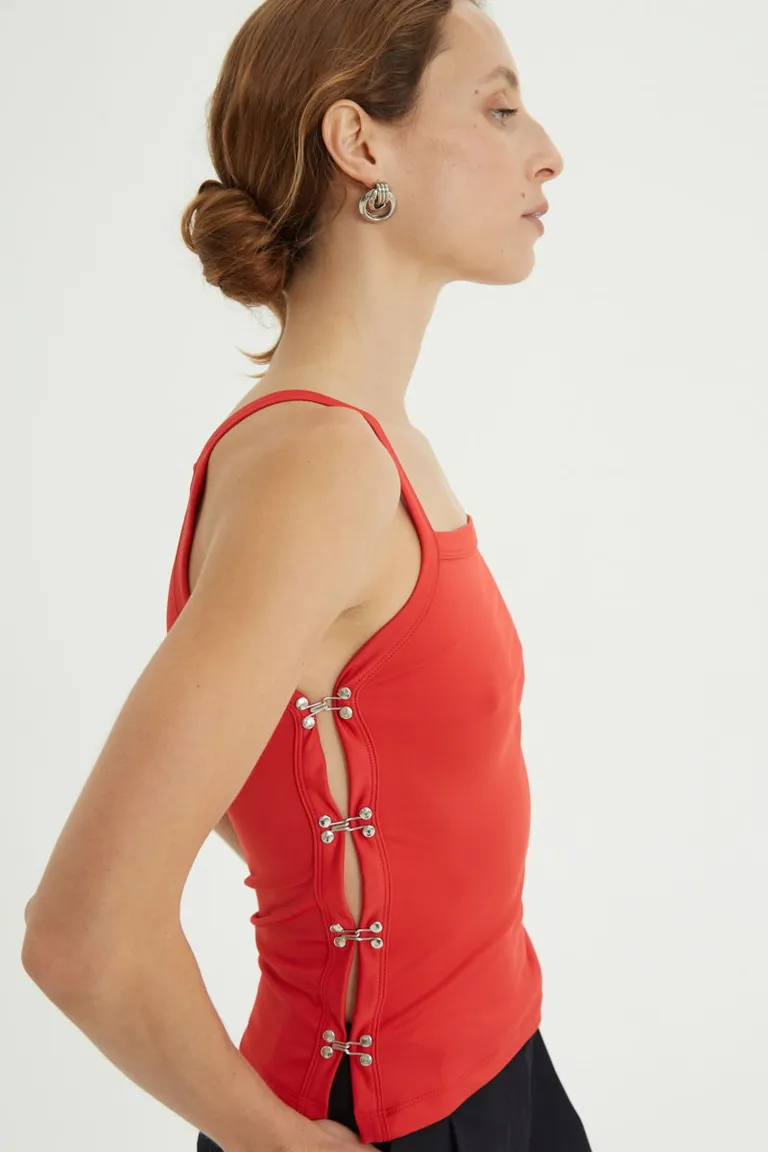 Musculosa de ajuste al cuerpo con escote cuadrado y aberturas laterales con ganchos metálicos de Las Pepas en Tops para argentina