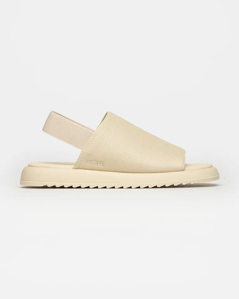 Sandalia baja de cuero liso en tono monocromático con suela acolchada y ajuste elástico de Prüne en Sandalias para argentina