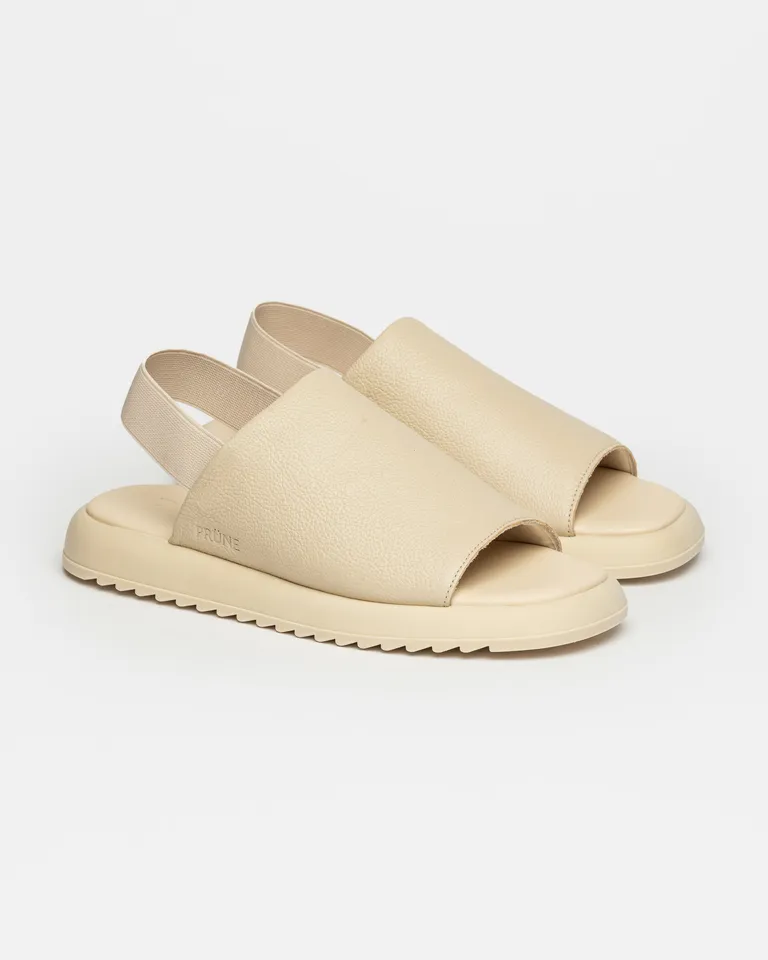 Sandalia baja de cuero liso en tono monocromático con suela acolchada y ajuste elástico de Prüne en Sandalias para argentina
