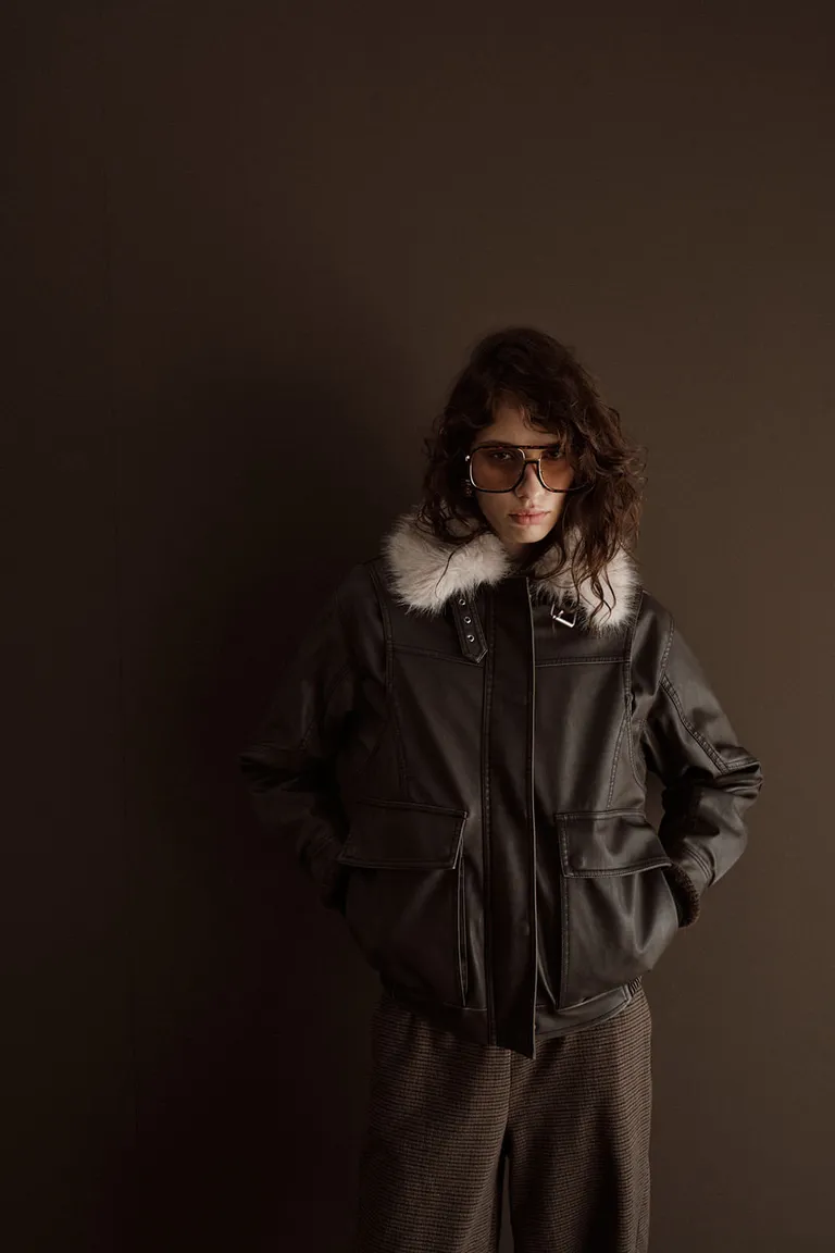 Campera estilo aviador con cuello de piel y recortes frontales de Portsaid en Chaquetas para argentina