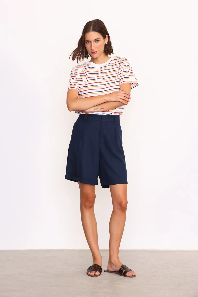 Bermuda de lino con cierre y botón interno, confeccionada en tela suave y fresca de Yagmour en Shorts para argentina