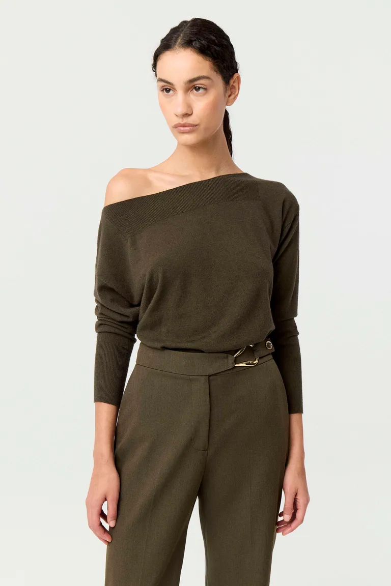 Sweater de punto con mangas largas y escote bote ajustable para usar sobre un hombro de Markova en Buzos y Sweaters para argentina