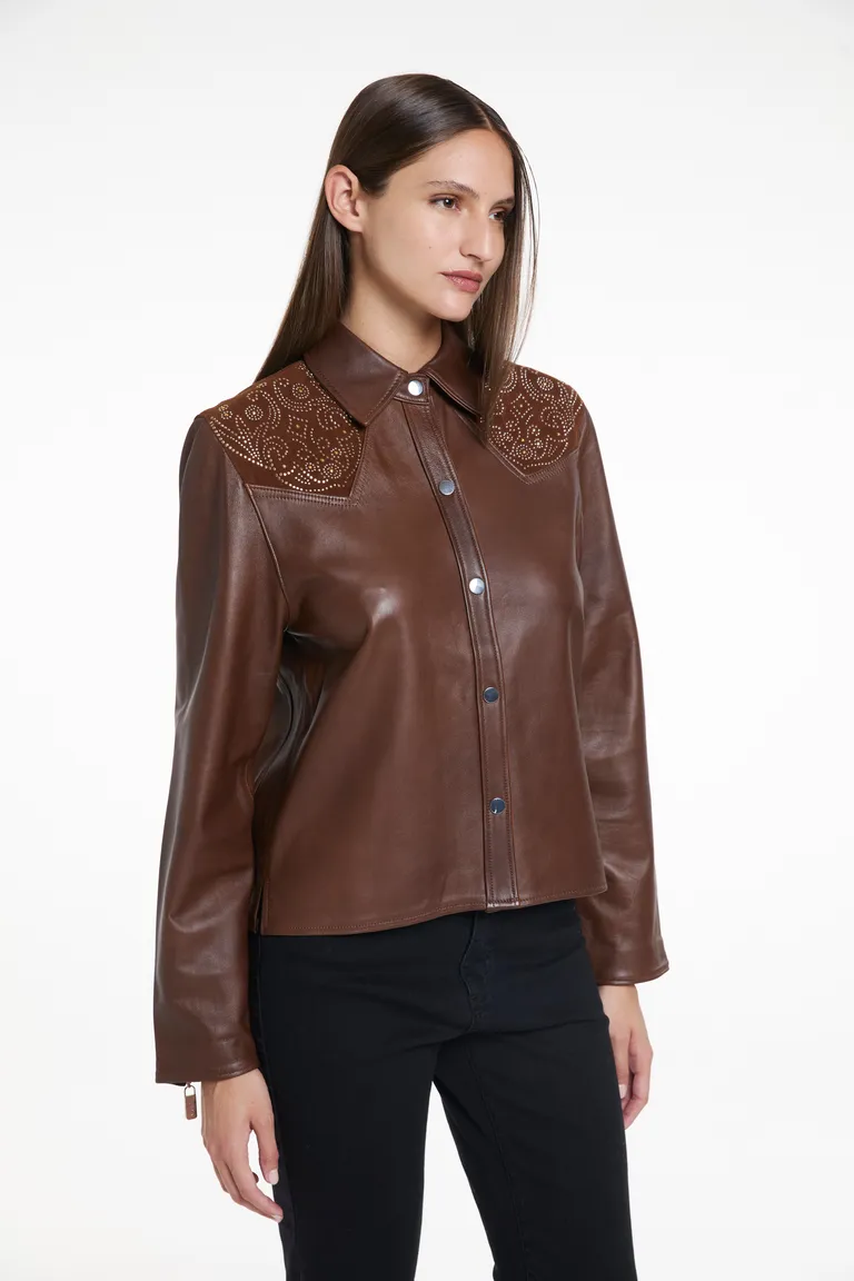 Chaqueta con cierre a presión, cuello clásico y detalles calados con apliques metálicos en los hombros de Justaosadia en Chaquetas para argentina