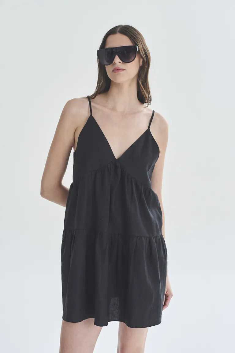 Vestido corto negro de diseño elegante y moderno de Akiabara en Vestidos para argentina