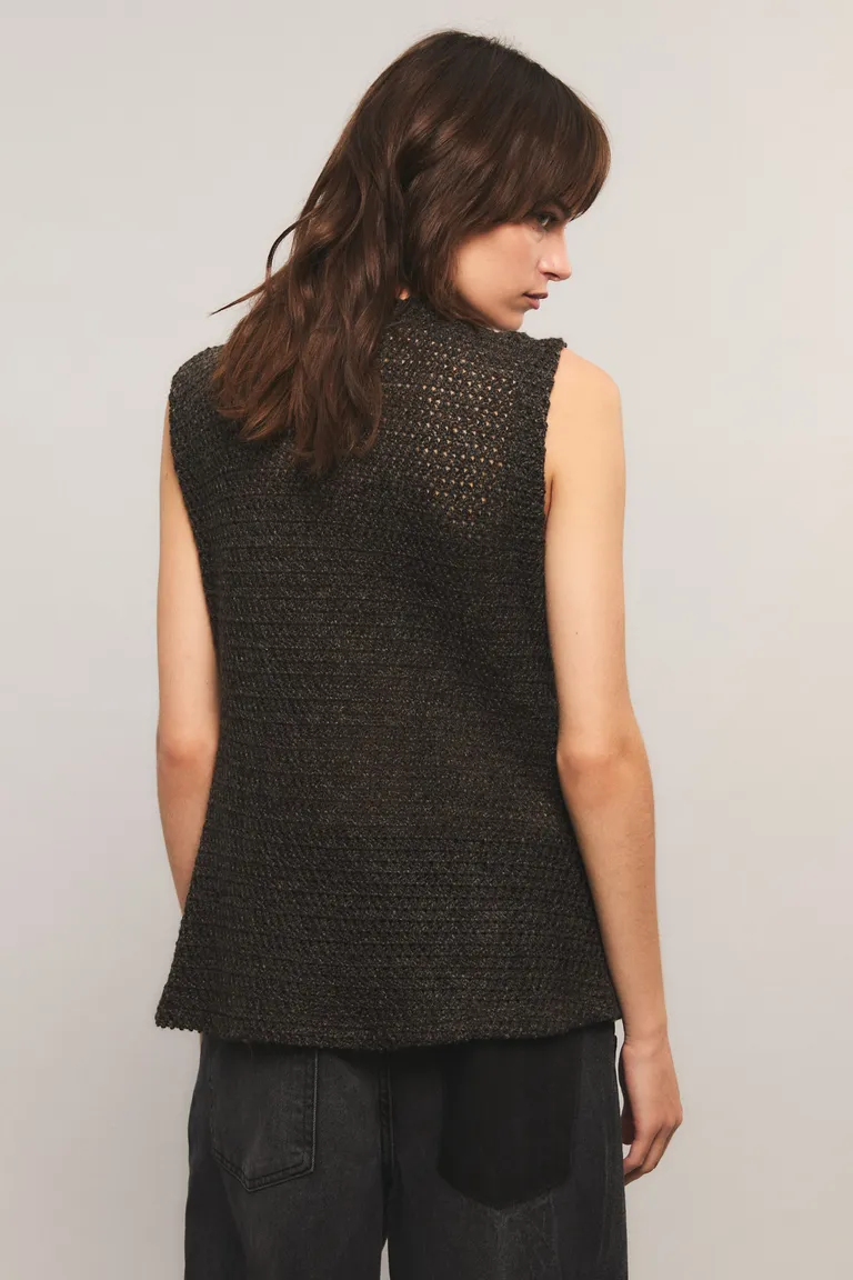 Chaleco sin mangas con escote profundo y aplicaciones decorativas con textura de Kosiuko en Chalecos para argentina