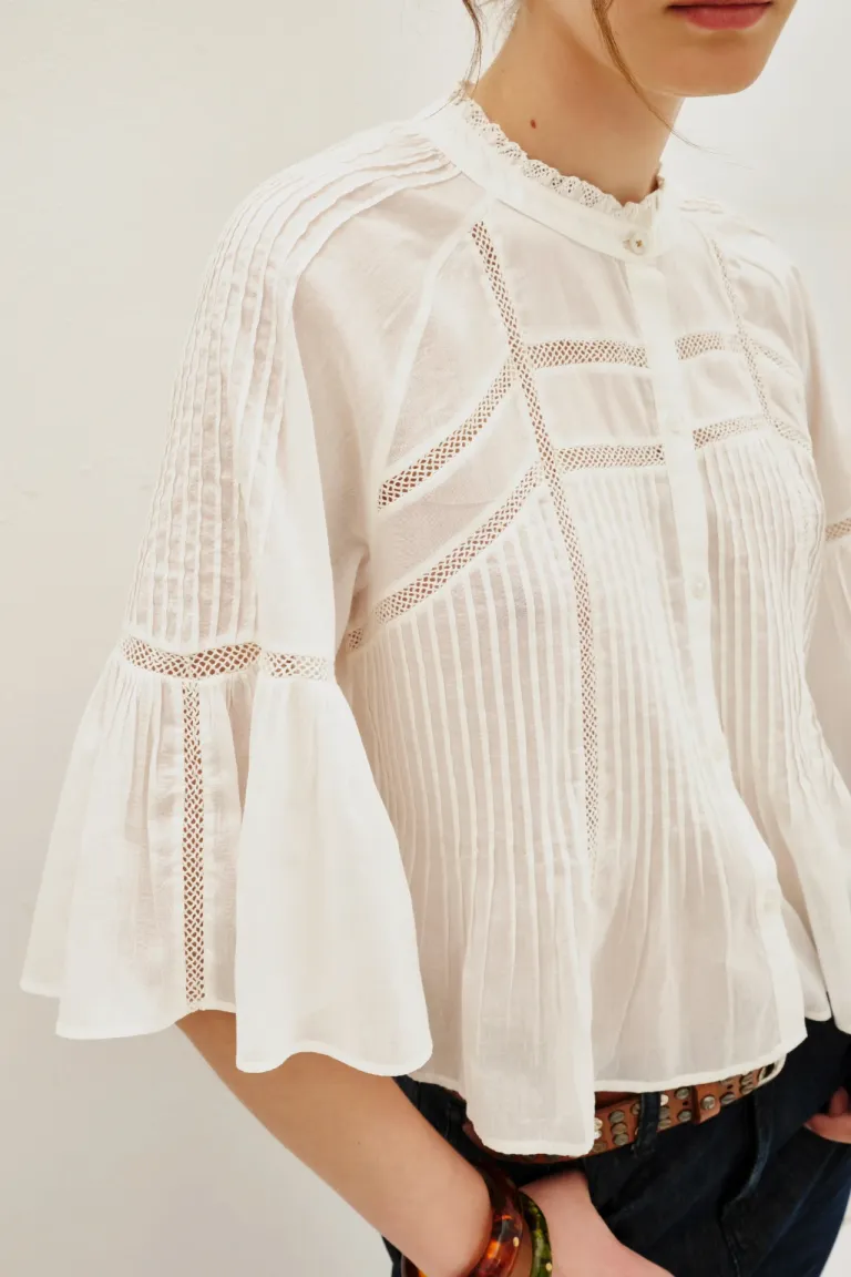 Camisa de mujer con tablas verticales, encaje aplicado y mangas tres cuartos estilo amplio de Rapsodia en Camisas para argentina