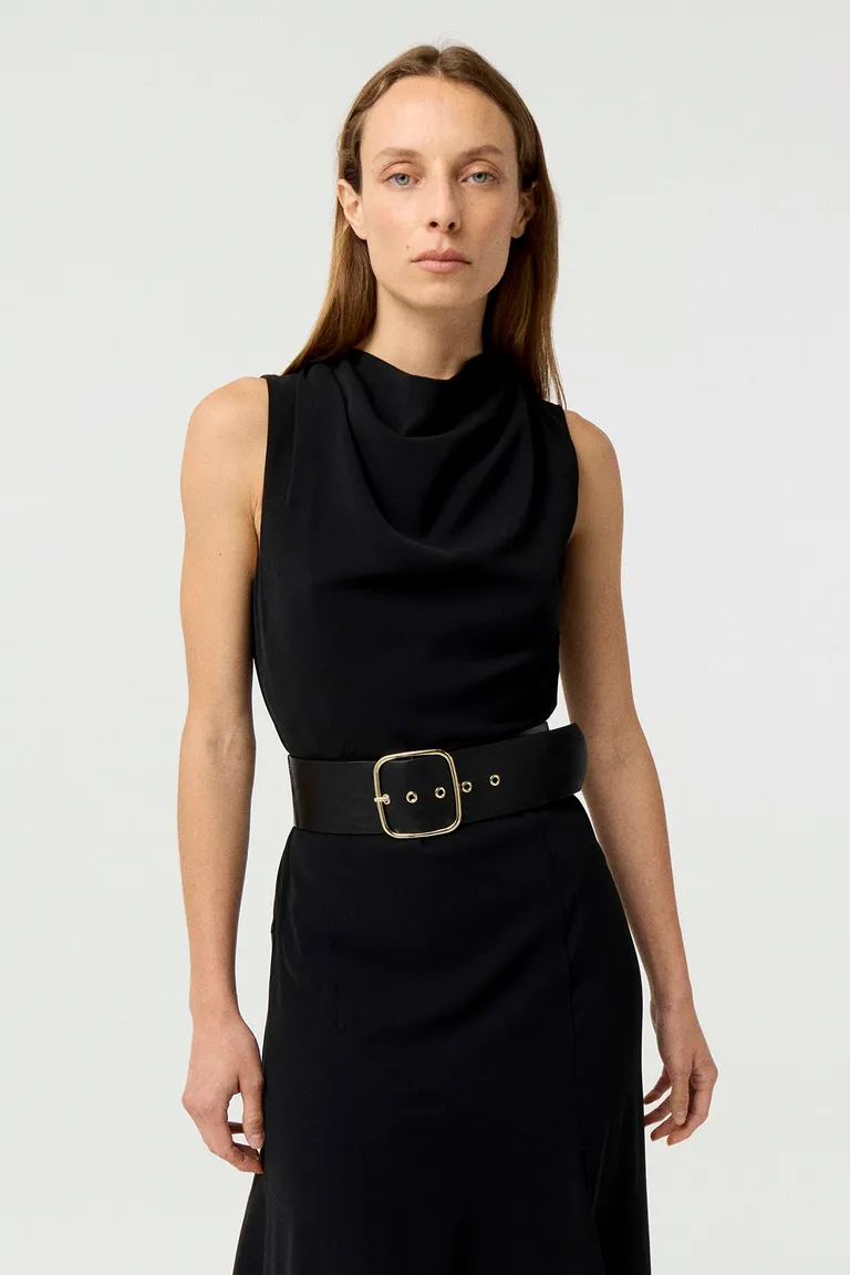 Vestido largo sin mangas con escote buche y cinturón ancho con hebilla metálica de Markova en Vestidos para argentina