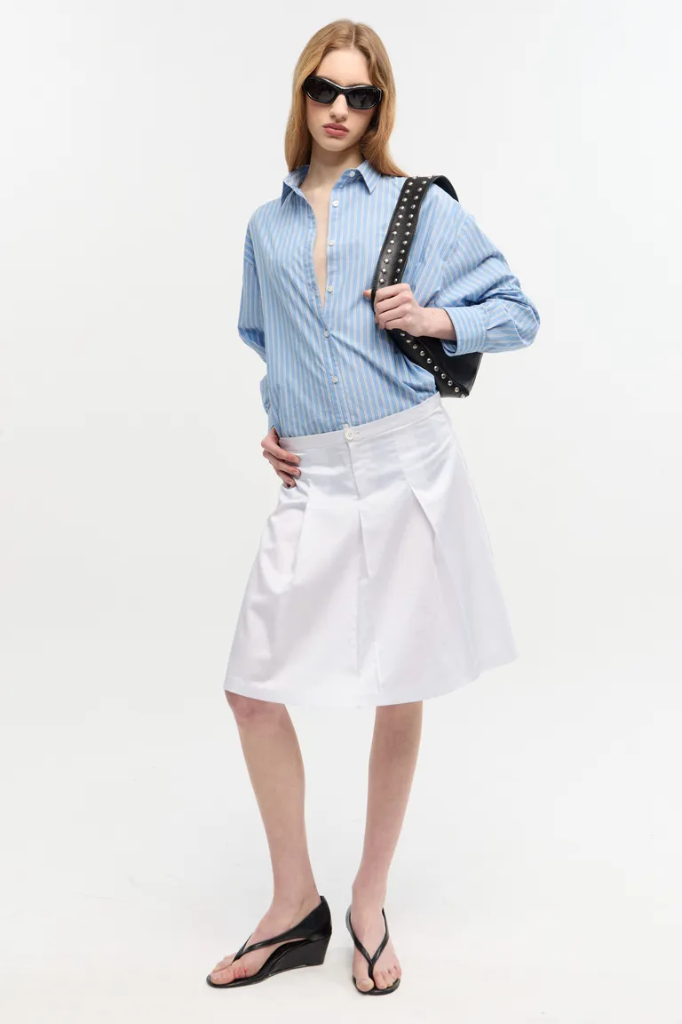 Camisa oversize de rayas azules y blancas para mujer - Prenda versátil y elegante de Ay Not Dead en Camisas para argentina