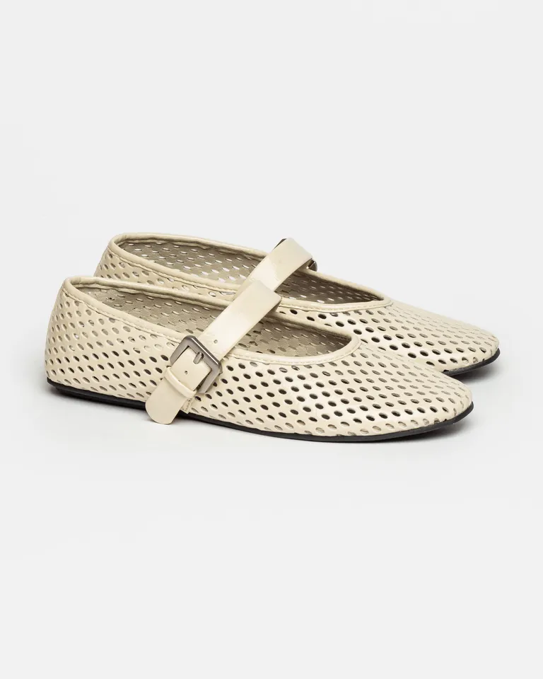 Ballerinas blancas con diseño calado y cierre regulable de Prüne en Ballerinas para argentina