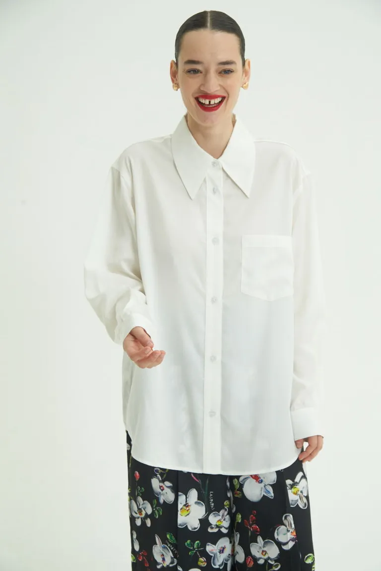 Camisa blanca oversize de corte fluido y diseño sofisticado de Las Pepas en Camisas para argentina