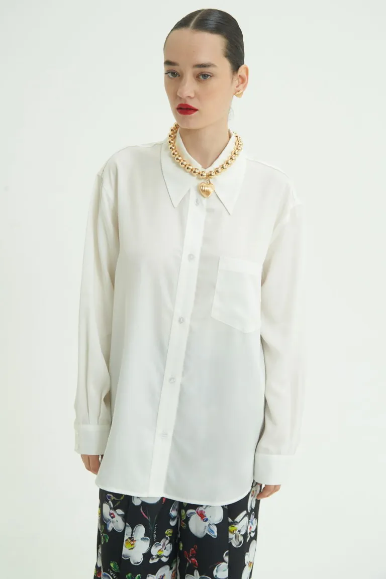 Camisa blanca oversize de corte fluido y diseño sofisticado de Las Pepas en Camisas para argentina