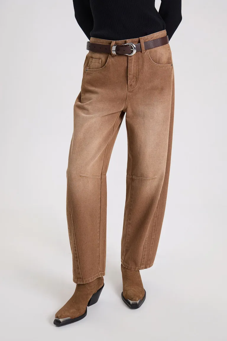 Pantalón barrel de tiro medio con pinzas en rodillas y largo cropped de Maria Cher en Pantalones para argentina