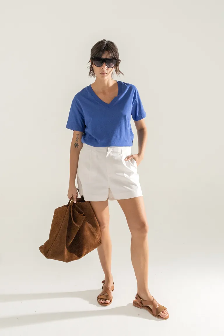 Remera de cuello en V en color azul, ideal para un estilo casual y moderno de Akiabara en Remeras para argentina