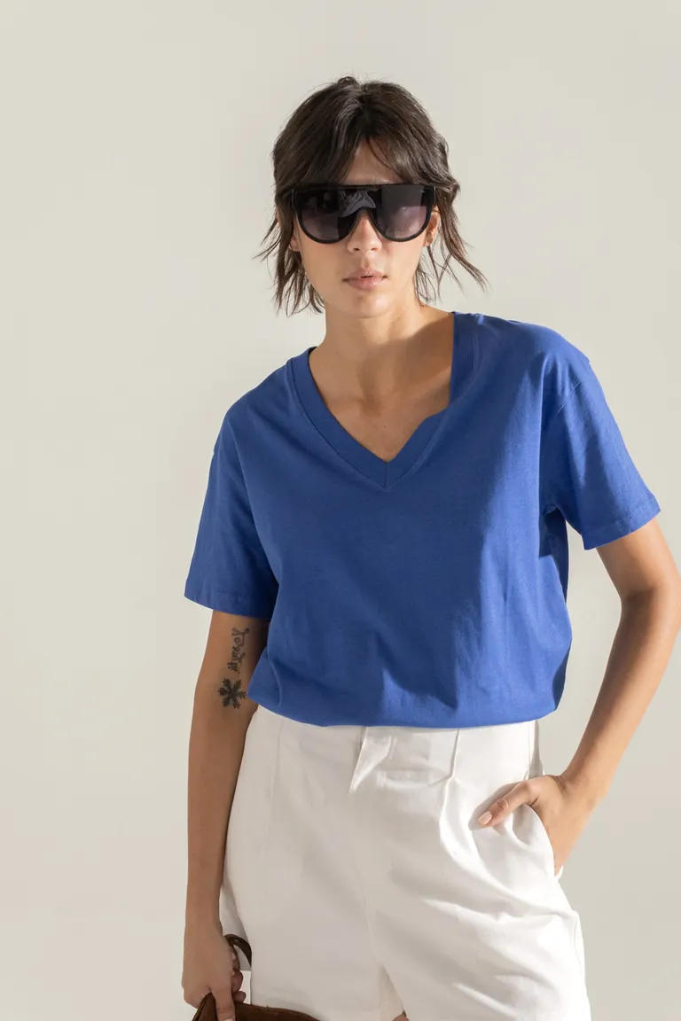 Remera de cuello en V en color azul, ideal para un estilo casual y moderno de Akiabara en Remeras para argentina