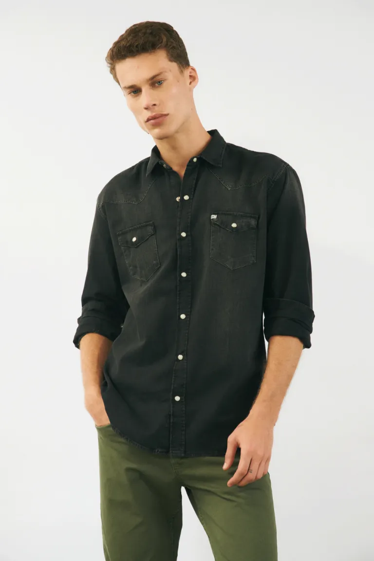 Camisa vaquera negra de denim para hombre, diseño regular fit y confeccionada en Argentina de Bensimon en Camisas para argentina