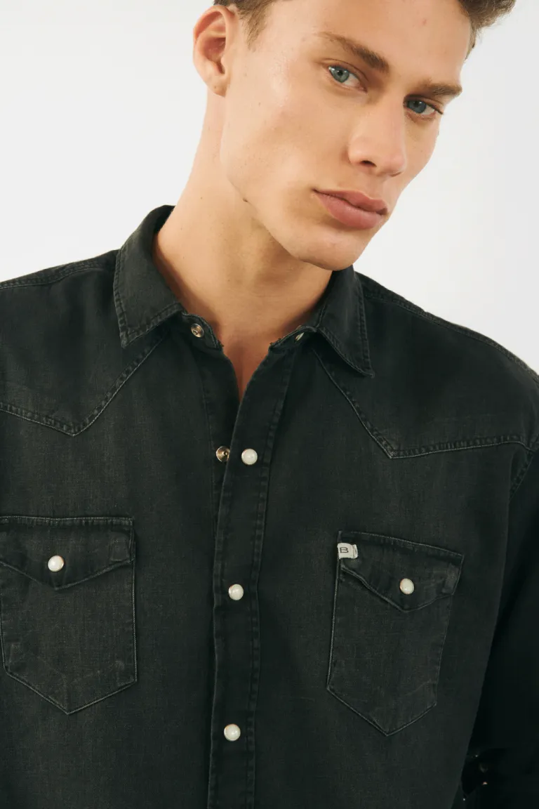 Camisa vaquera negra de denim para hombre, diseño regular fit y confeccionada en Argentina de Bensimon en Camisas para argentina