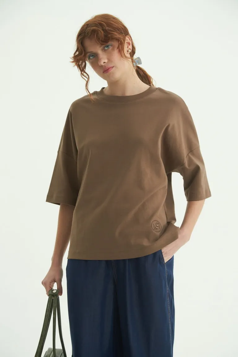 Remera de algodón con corte oversize y logo bordado en la espalda de Las Pepas en Remeras para argentina
