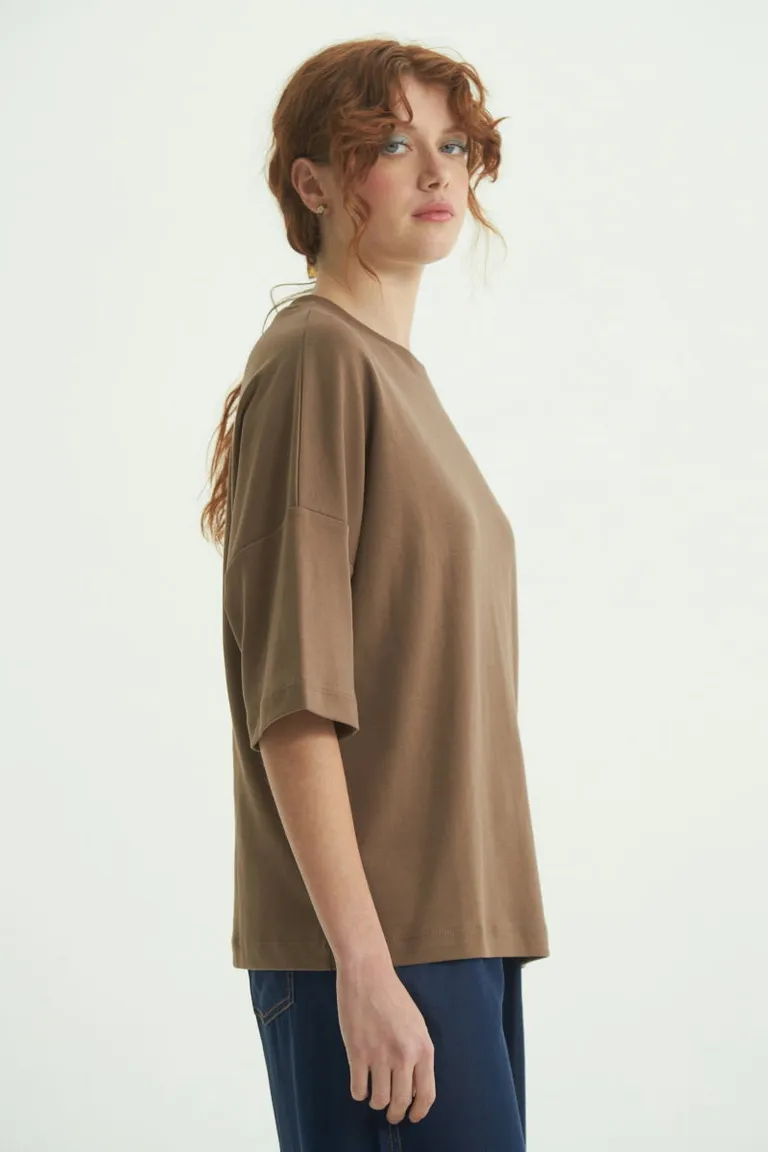 Remera de algodón con corte oversize y logo bordado en la espalda de Las Pepas en Remeras para argentina