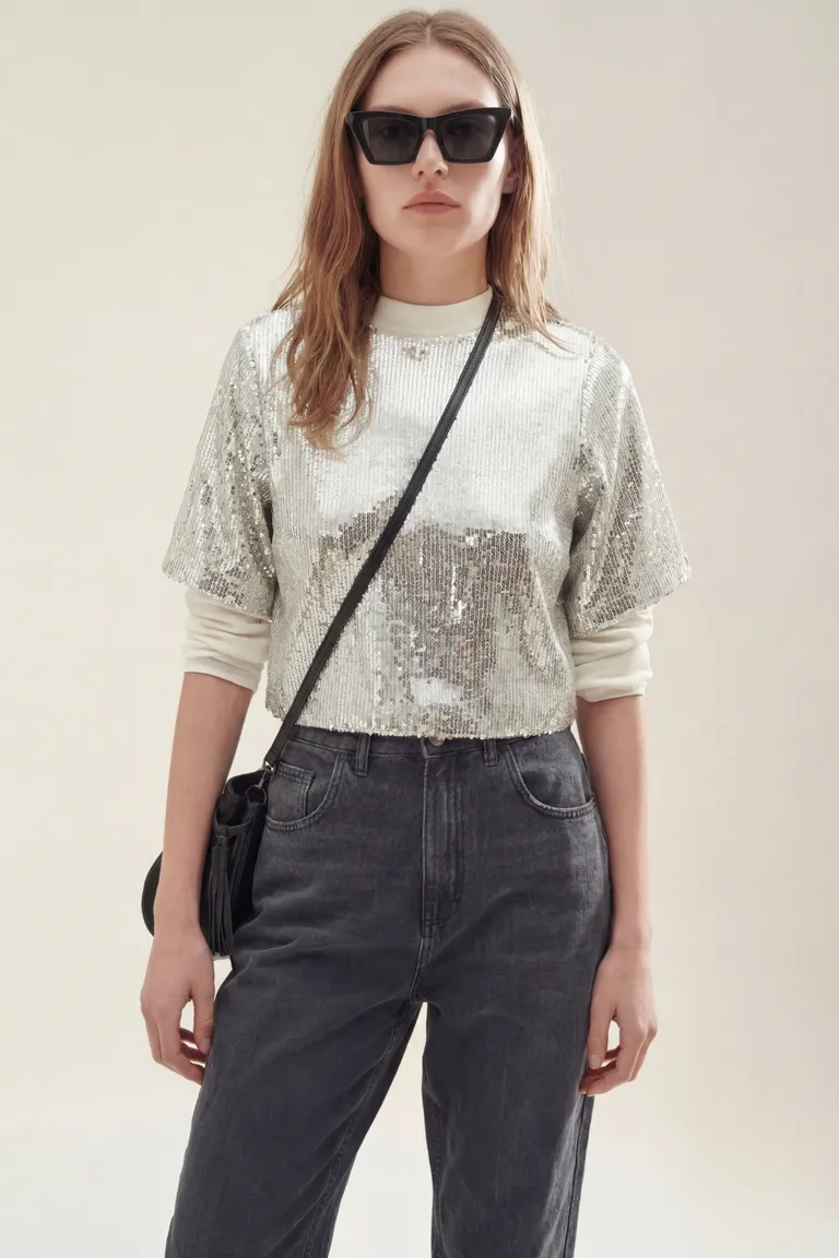 Remera de cuello redondo con detalle brillante en mangas cortas y calce relajado de Akiabara en Remeras para argentina