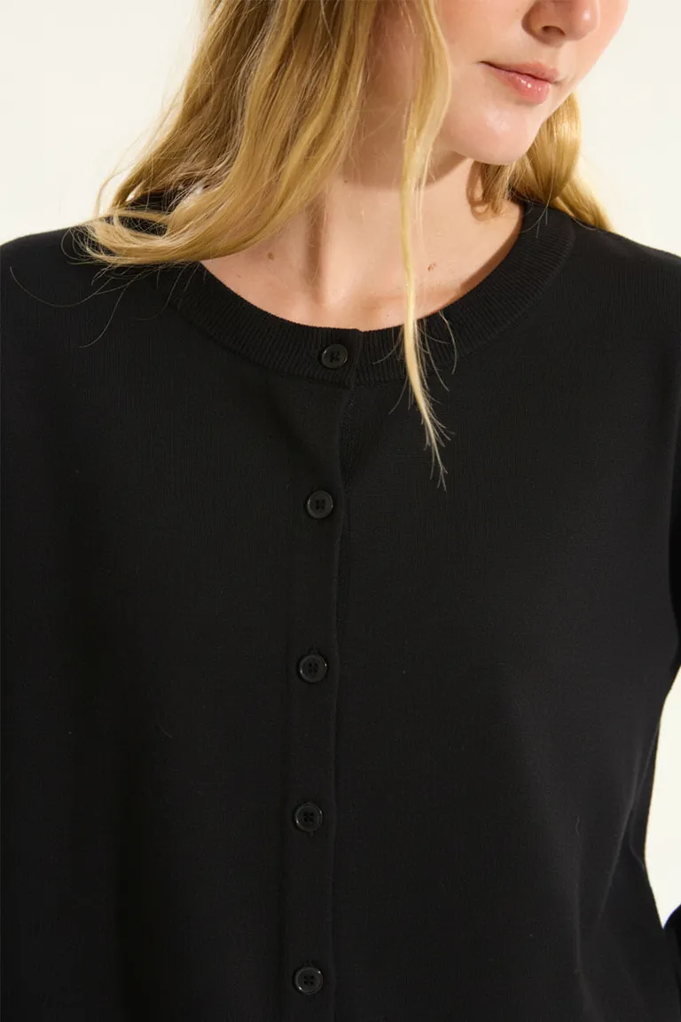 Cardigan lisboa: Elegancia atemporal y calidez en una prenda versátil para mujer de Portsaid en Buzos y Sweaters para argentina