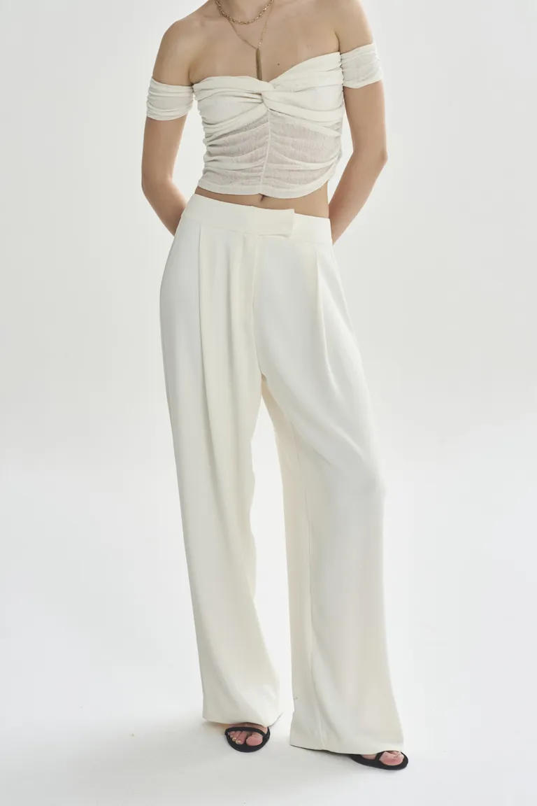 Pantalón de corte recto y cintura alta en color blanco - Diseño versátil y elegante de Akiabara en Pantalones para argentina