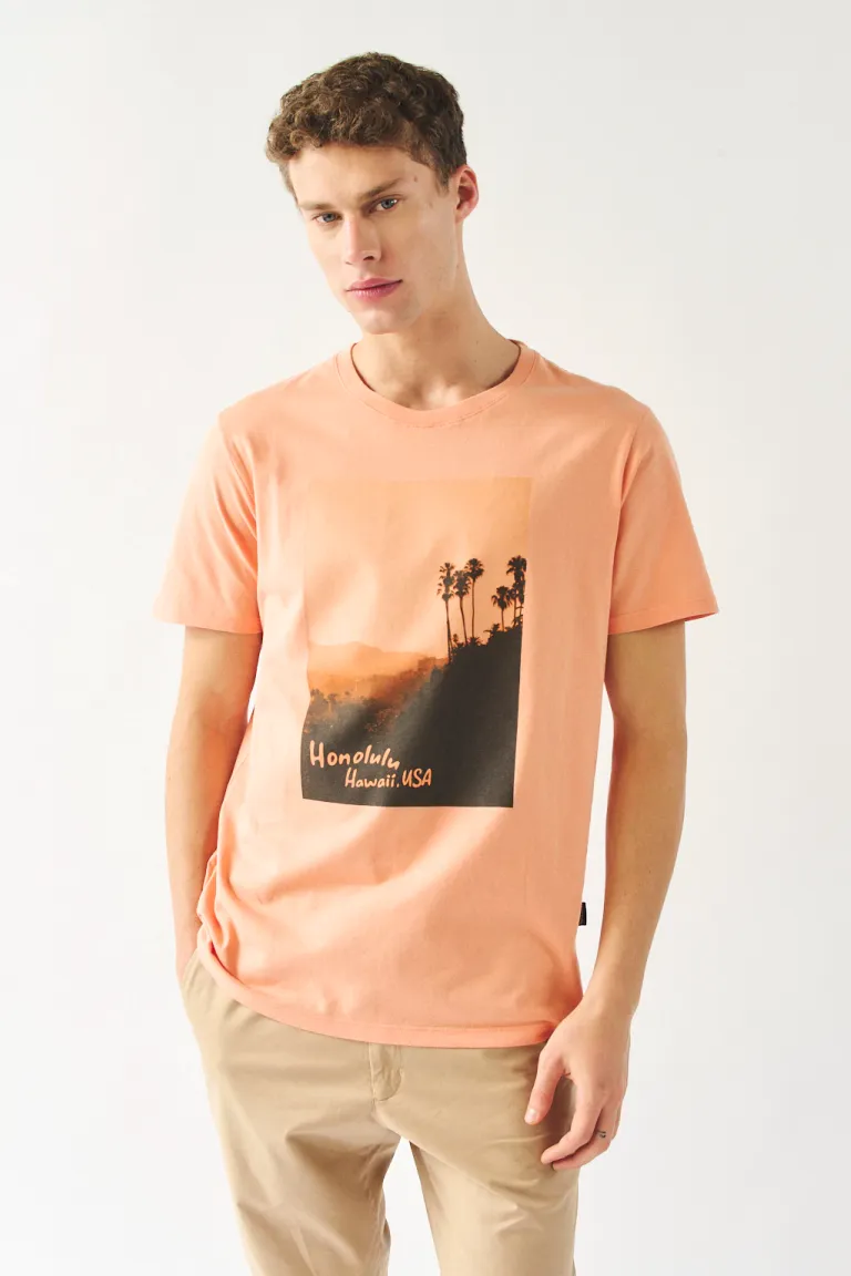 Remera naranja con estampa de paisaje tropical para hombre de Bensimon en Remeras y Polos para argentina