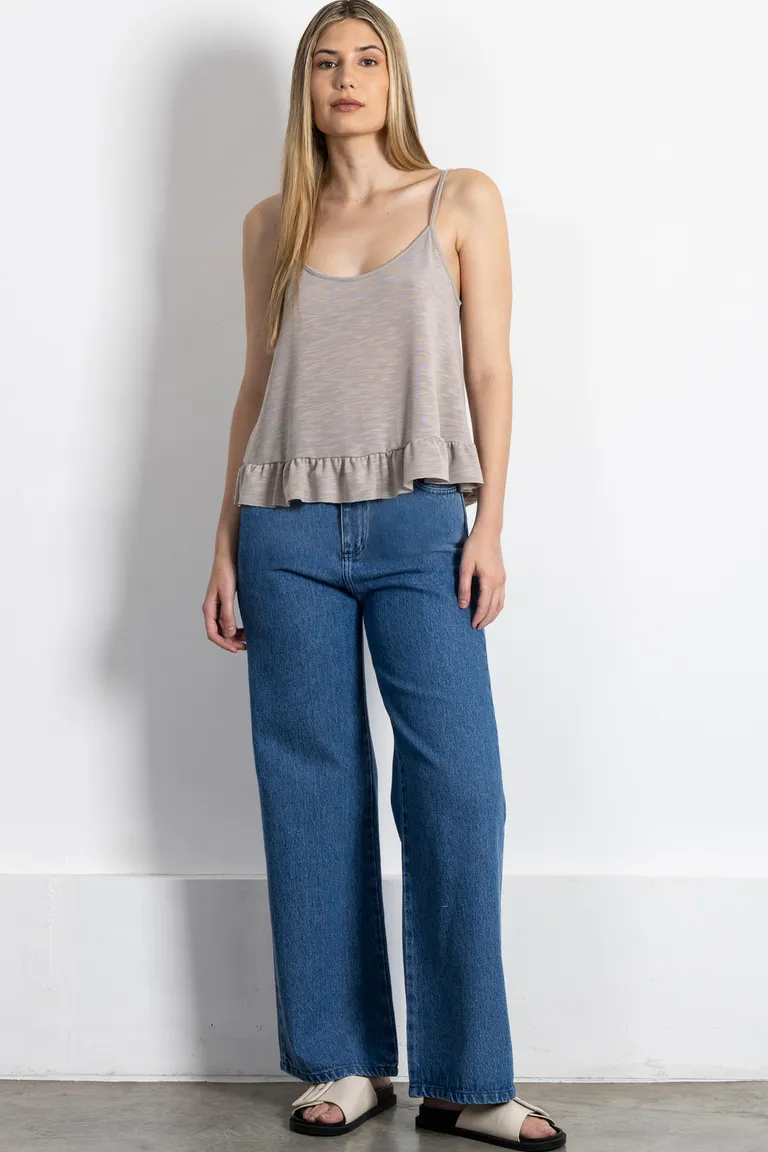 Remera femenina con detalles volantes y reguladores en los tirantes de Kill en Remeras para argentina