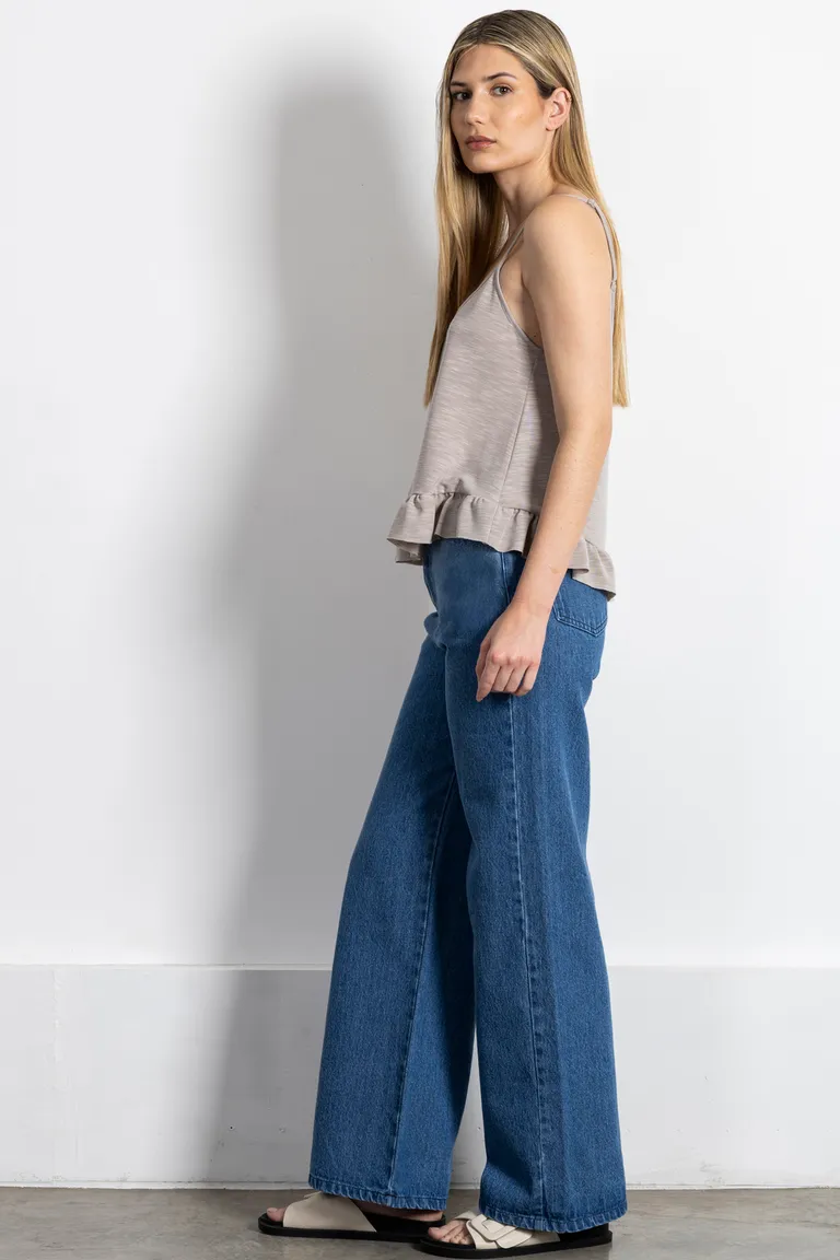 Remera femenina con detalles volantes y reguladores en los tirantes de Kill en Remeras para argentina