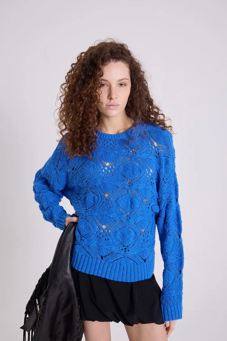 Suéter tejido de algodón con diseño calado y cuello redondo de Maria Cher en Buzos y Sweaters para argentina