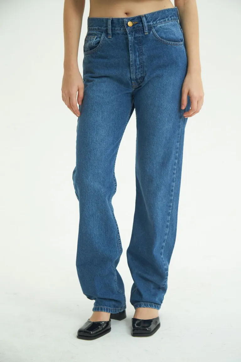 Pantalón de Jean Recto de Corte Boyfriend con Acabado Deslavado y Tiro Medio de Las Pepas en Pantalones para argentina