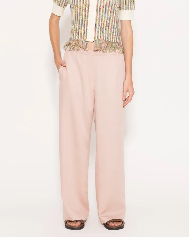 Pantalón recto y versátil en color rosa para una apariencia elegante y femenina de Jazmin Chebar en Pantalones para argentina