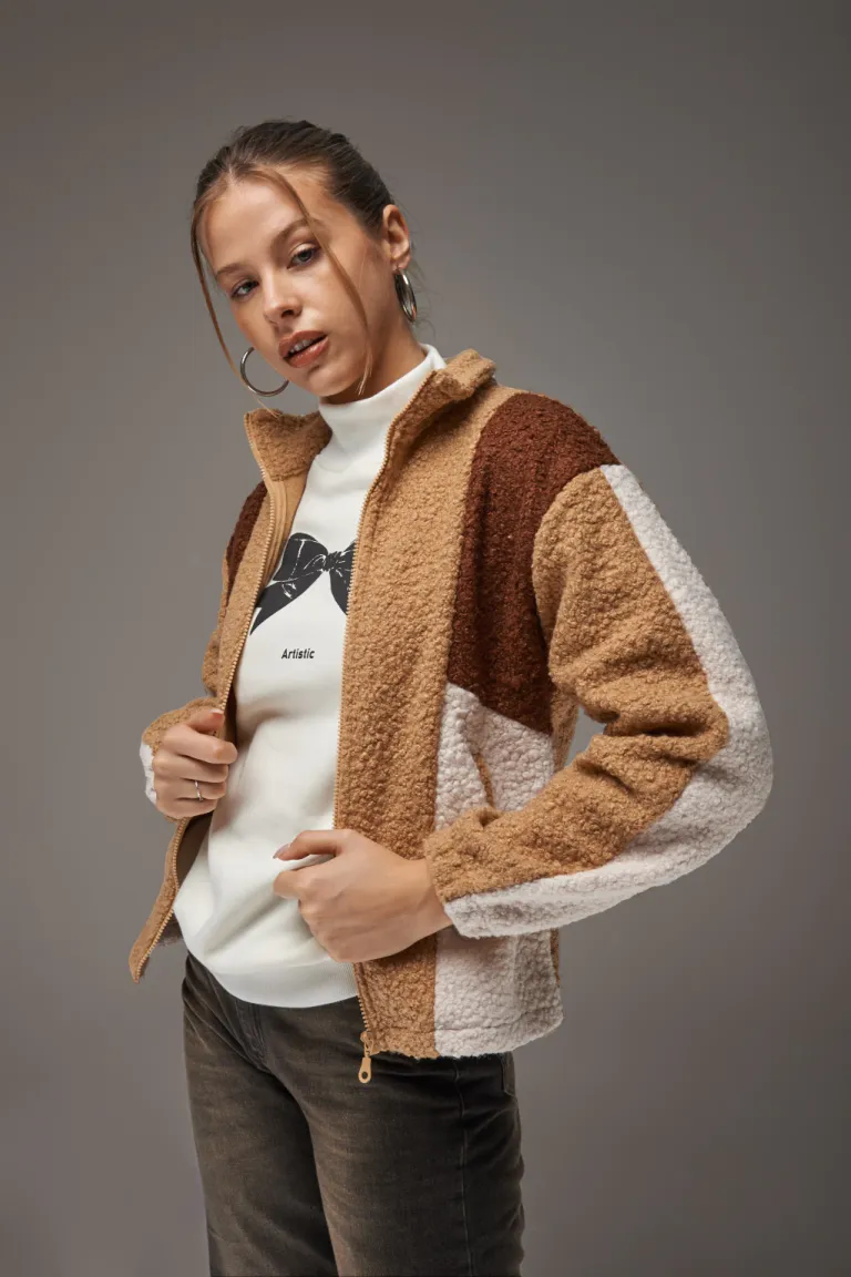 Chaqueta de Lana Marrón con Textura Suave y Diseño Contemporáneo de Apricot en Chaquetas para argentina