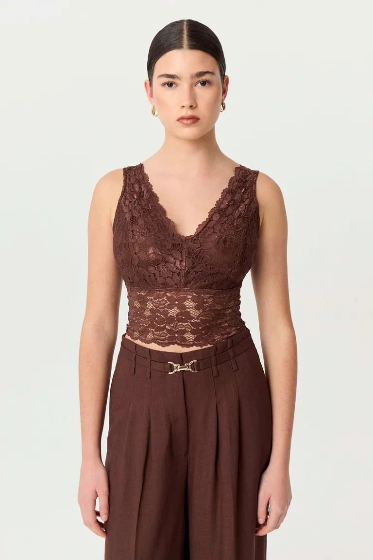 Top de encaje con escote en V y espalda, diseño anatómico y elegante de Markova en Tops para argentina