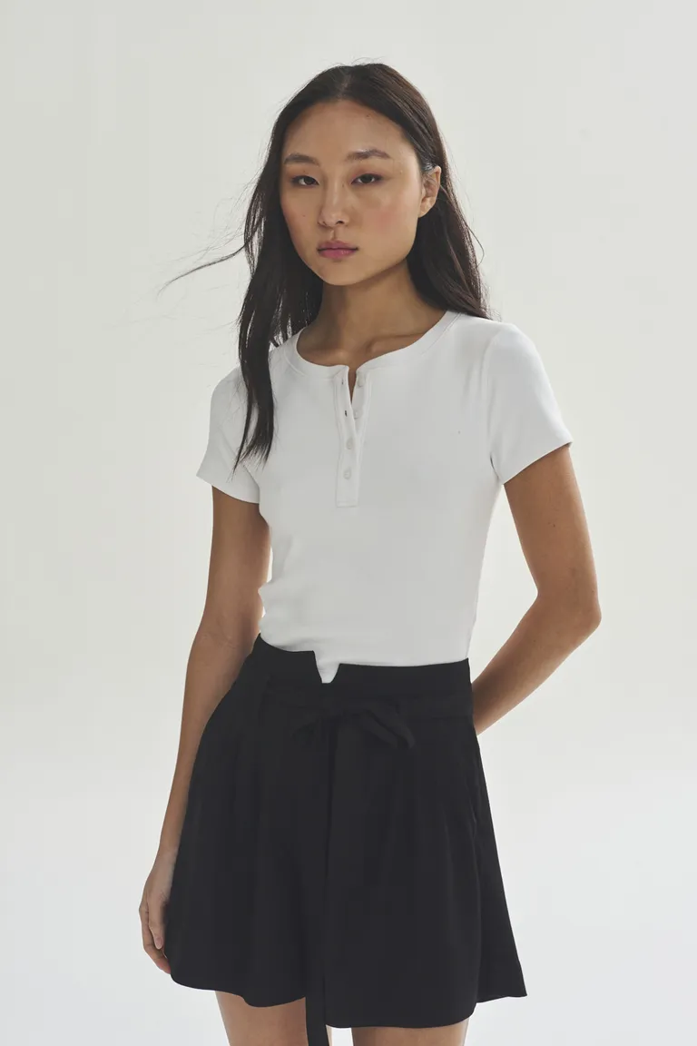 Remera manga corta de diseño sencillo y elegante para dama de Akiabara en Remeras para argentina