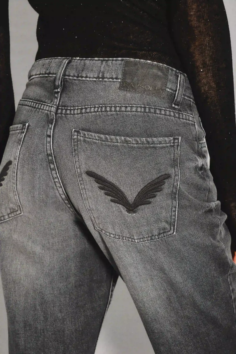 Jean de tiro alto con corte de pierna recta y cierre frontal de Rapsodia en Pantalones para argentina