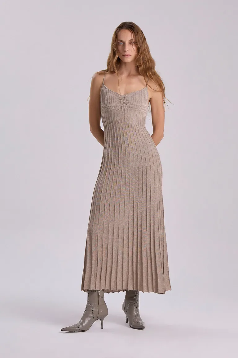 Vestido de viscosa y lurex en tono plata con silueta plisada de Maria Cher en Vestidos para argentina