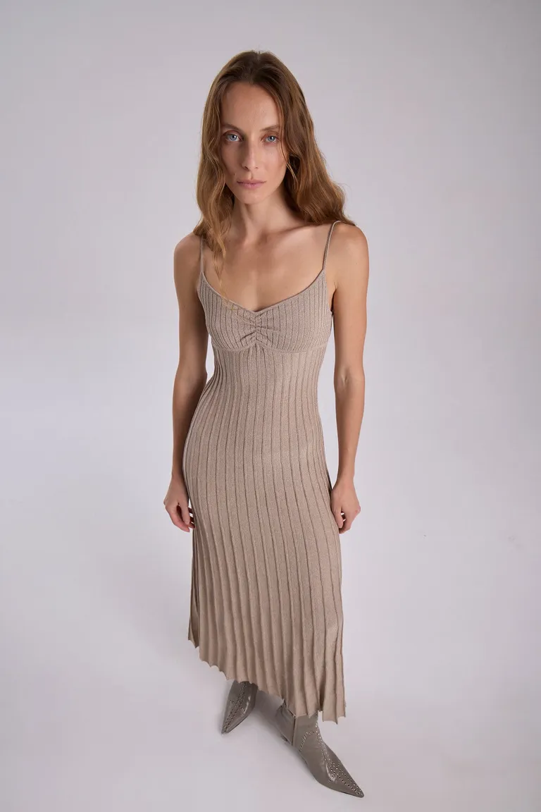 Vestido de viscosa y lurex en tono plata con silueta plisada de Maria Cher en Vestidos para argentina