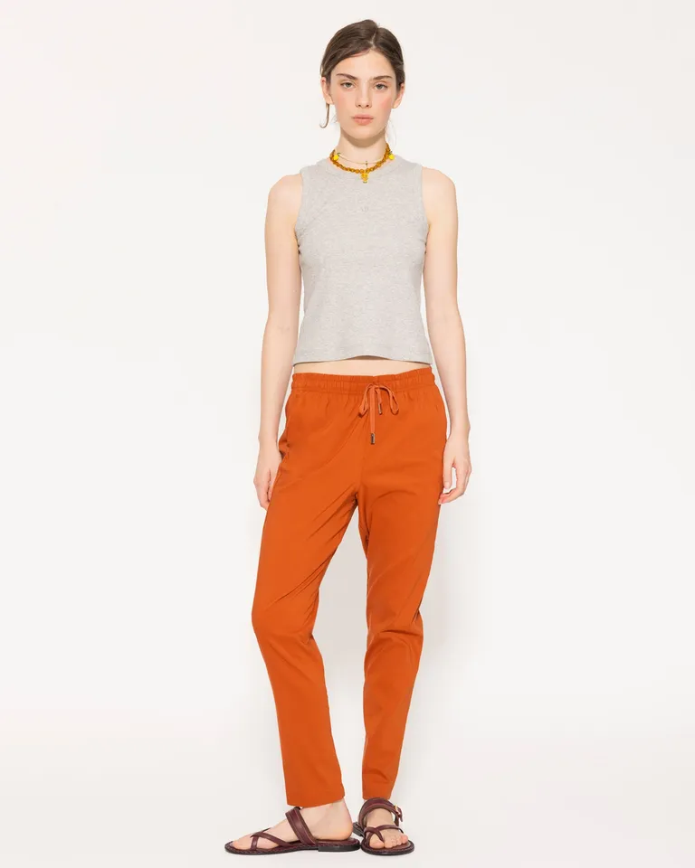 Pantalón naranja de corte relajado y cintura elastizada, perfecto para looks casuales y frescos de Jazmin Chebar en Pantalones para argentina