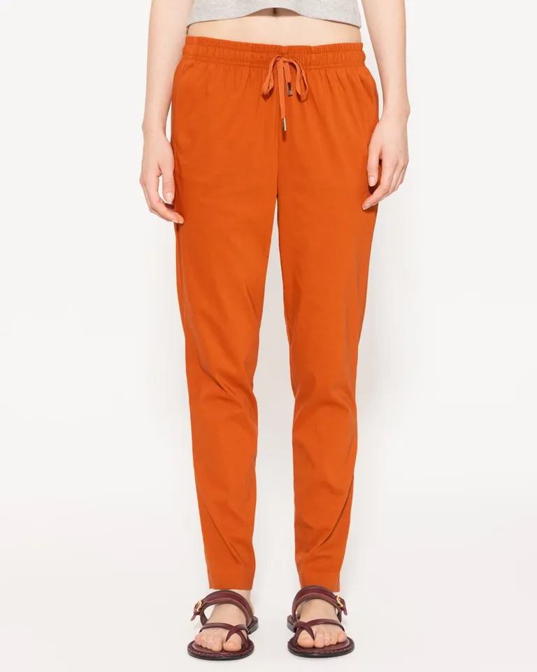 Pantalón naranja de corte relajado y cintura elastizada, perfecto para looks casuales y frescos de Jazmin Chebar en Pantalones para argentina