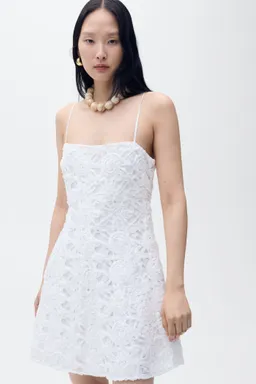 Vestido corto textura floral de Mango en Vestidos para argentina