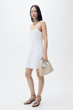 Vestido corto textura floral de Mango en Vestidos para argentina