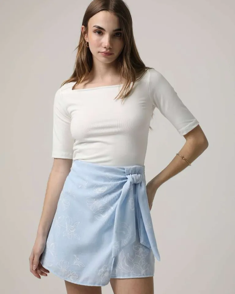 Shorts con nudo falso y bordado floral de Hesed en Faldas para argentina