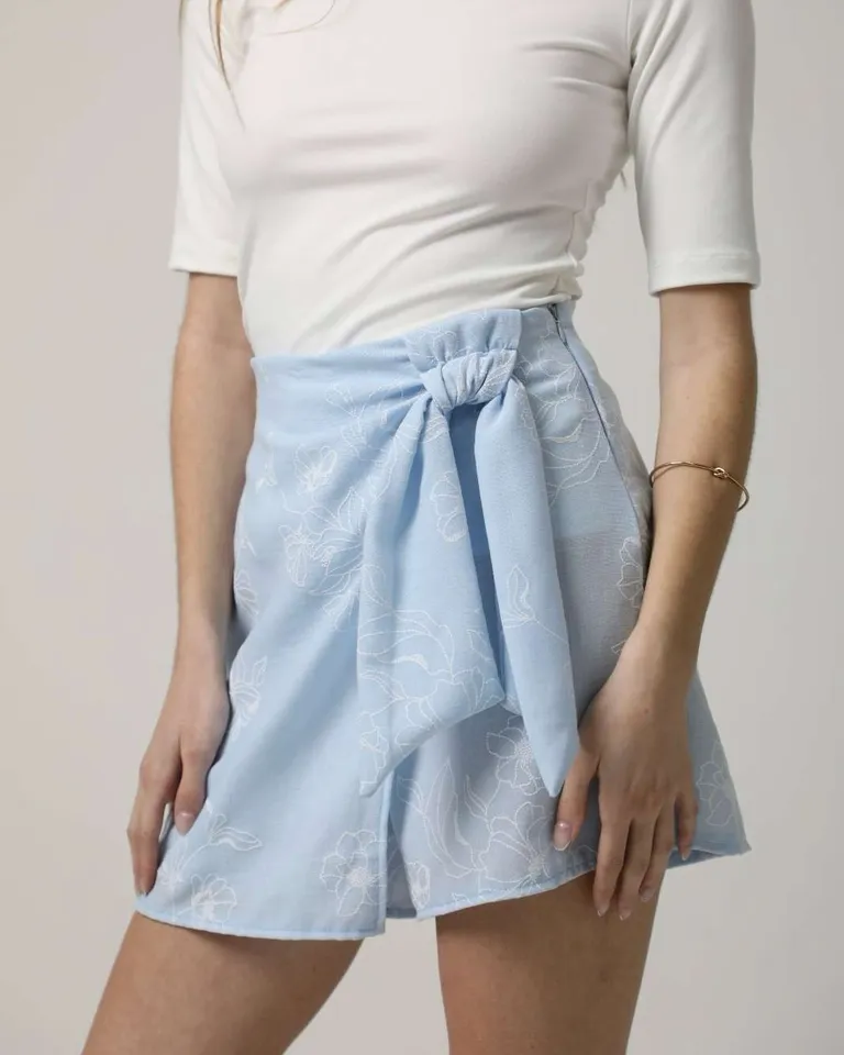 Shorts con nudo falso y bordado floral de Hesed en Faldas para argentina