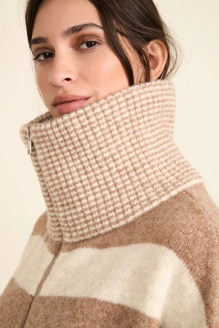 Campera tejida de mujer con cuello amplio y cierre frontal de Cuesta Blanca en Chaquetas para argentina