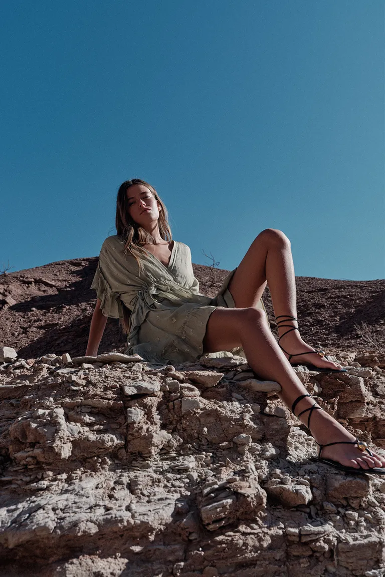 Vestido Judhit: Diseño vaporoso y elegante con detalles en volados y bordados brillantes de Sweet en Vestidos para argentina