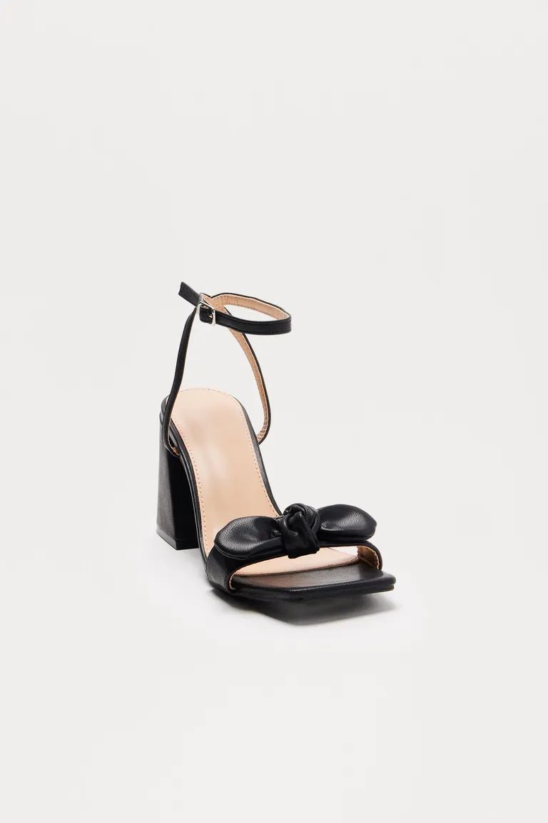 Zapatos allude con moño de Fashion Nova en Sandalias para argentina