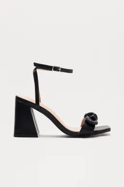 Zapatos allude con moño de Fashion Nova en Sandalias para argentina