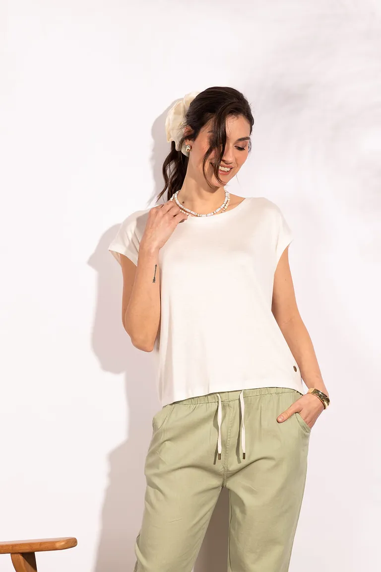 Remera de mangas cortas y escote redondo con corte amplio y calce holgado de Indiastyle en Remeras para argentina